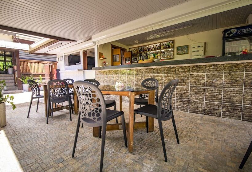 پانسیون Moorea Golf Lodge