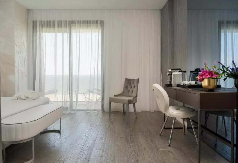 Отель The Promenade Luxury Wellness