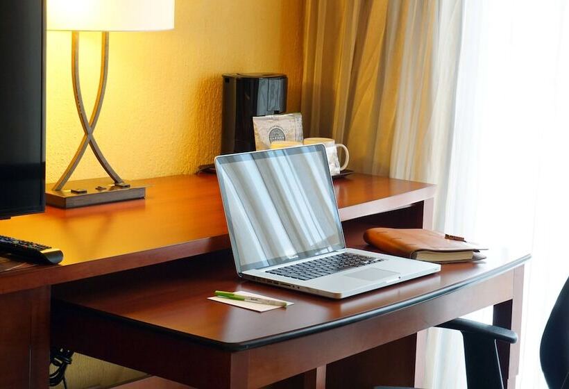 هتل Courtyard By Marriott Puebla Las Animas