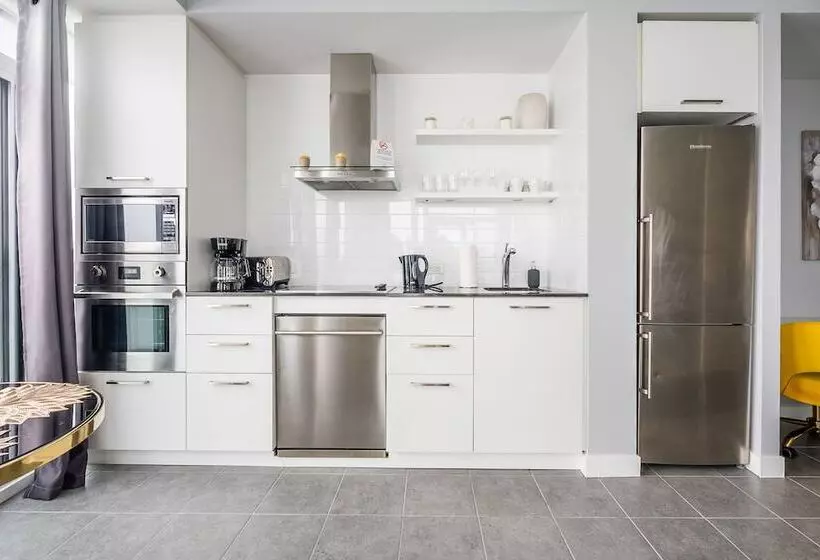 Globalstay. Maple Leaf Square