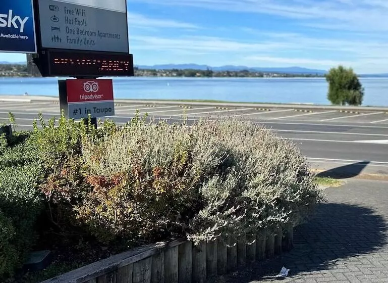 ホテル Gables Lakefront Resort