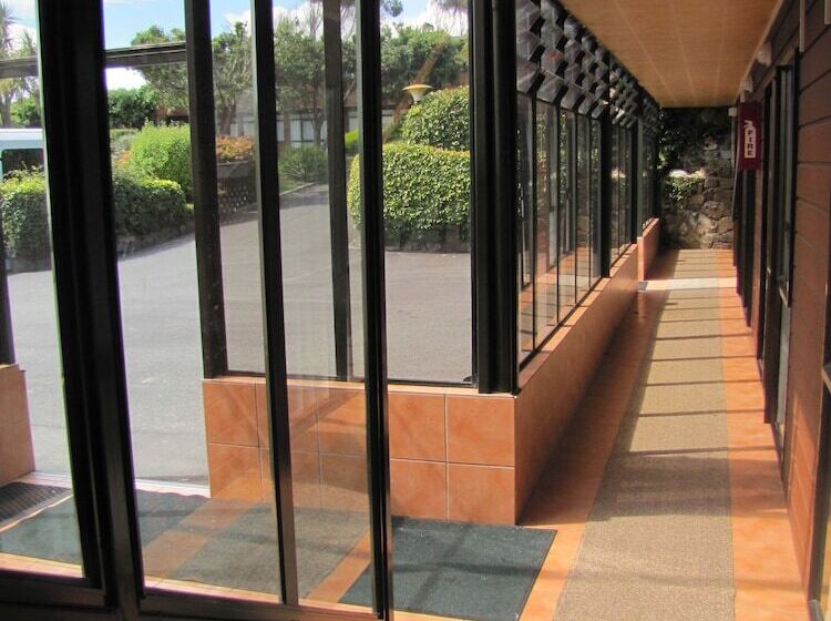 Отель Aotea Lodge