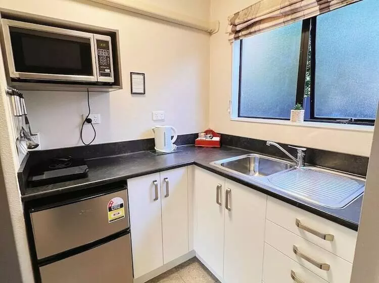 Kingswood Manor Motel