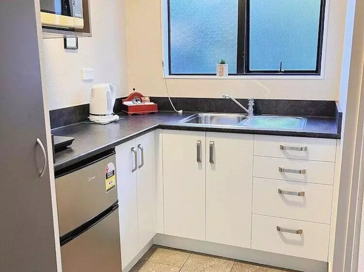 Kingswood Manor Motel