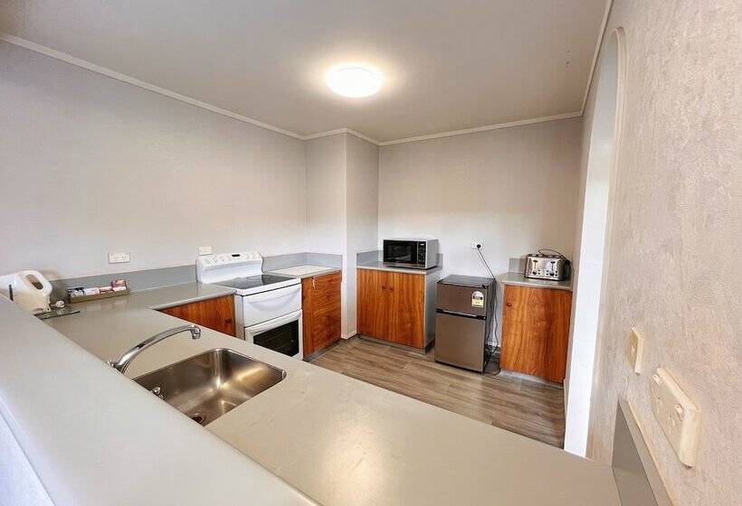 Kingswood Manor Motel