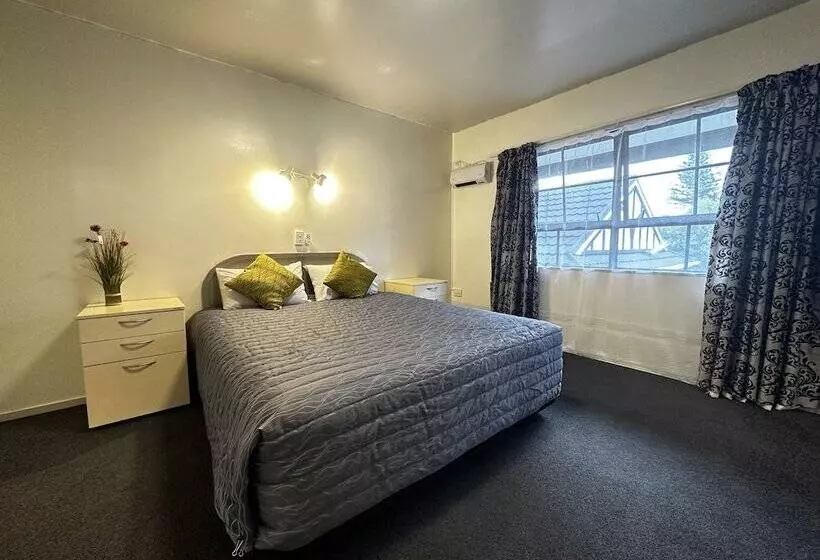 Kingswood Manor Motel