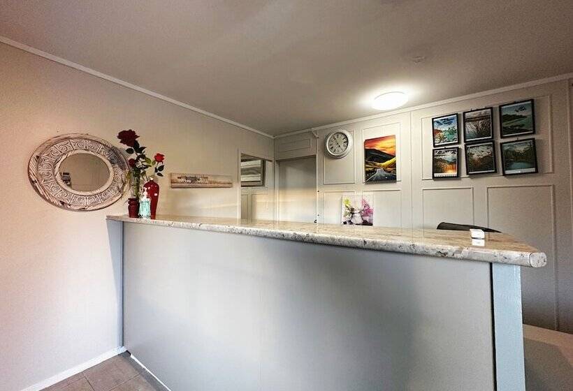 Kingswood Manor Motel