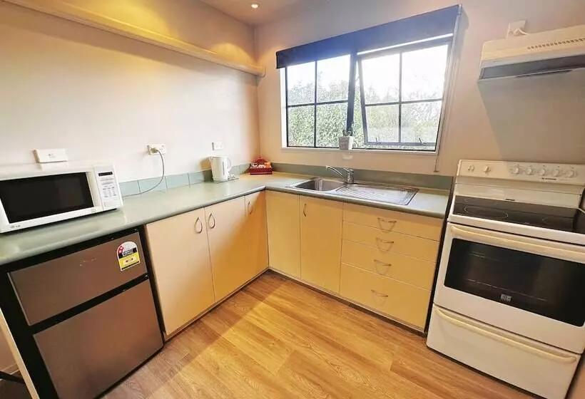 Kingswood Manor Motel