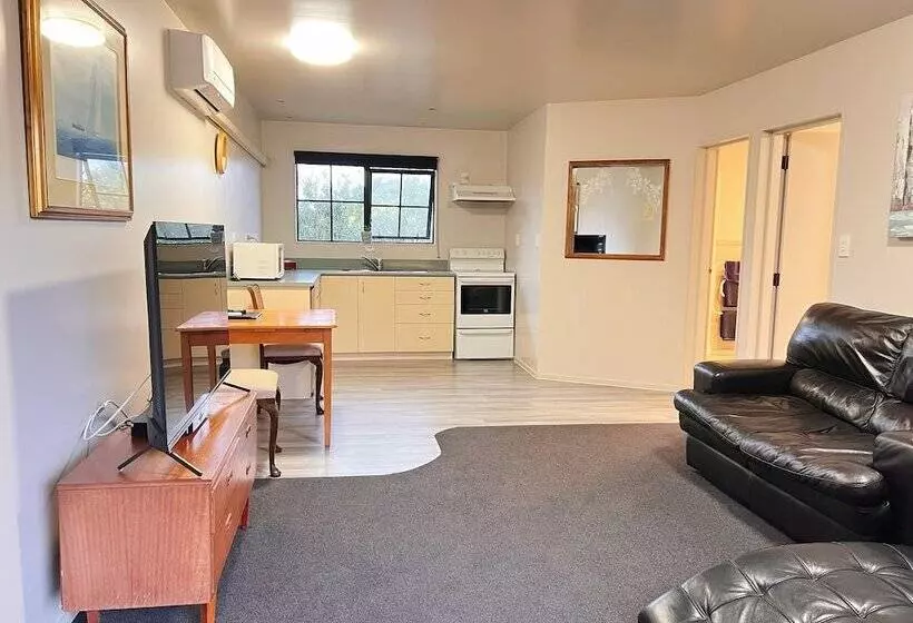 Kingswood Manor Motel