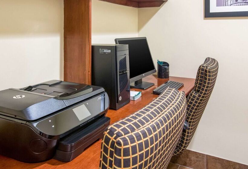 호텔 Quality Inn & Suites