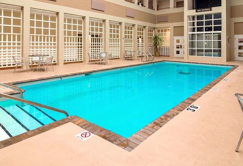 호텔 Quality Inn & Suites