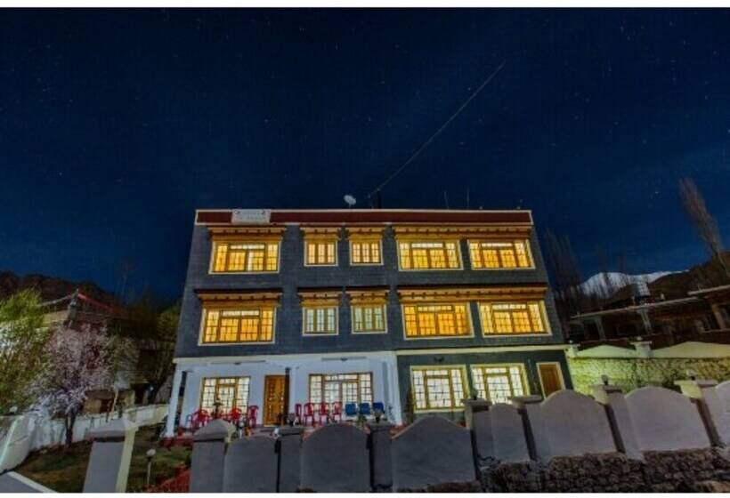 בית מלון כפרי Three Roses