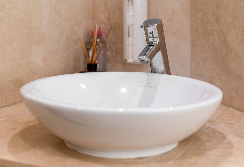 Bath Circle Camden Lodge House