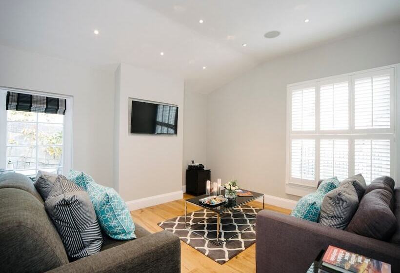 Bath Circle Camden Lodge House