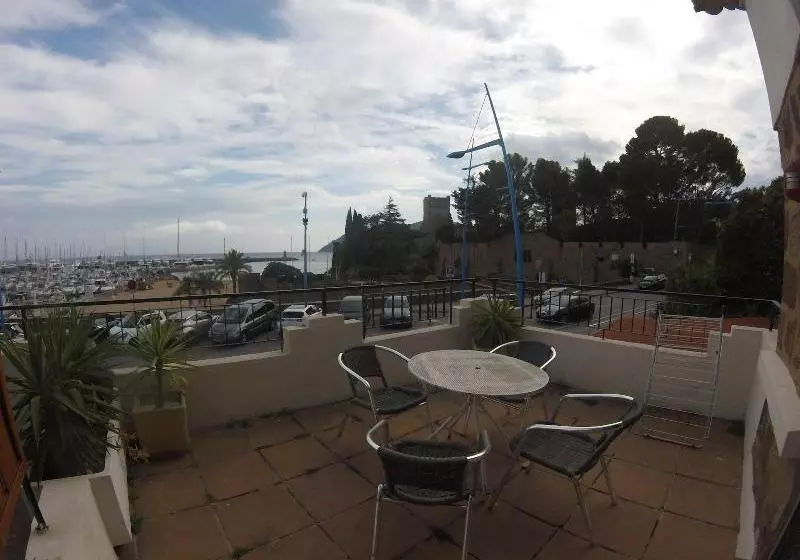 هتل O Sullivans By The Beach