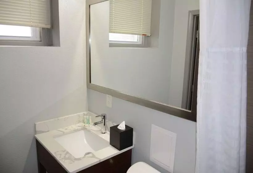 Quality Inn & Suites Kansas City Downtown