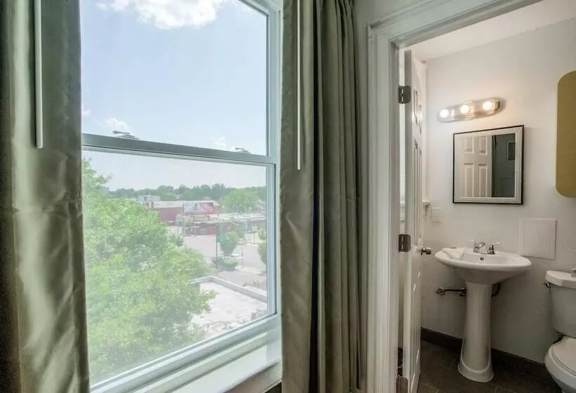 Quality Inn & Suites Kansas City Downtown