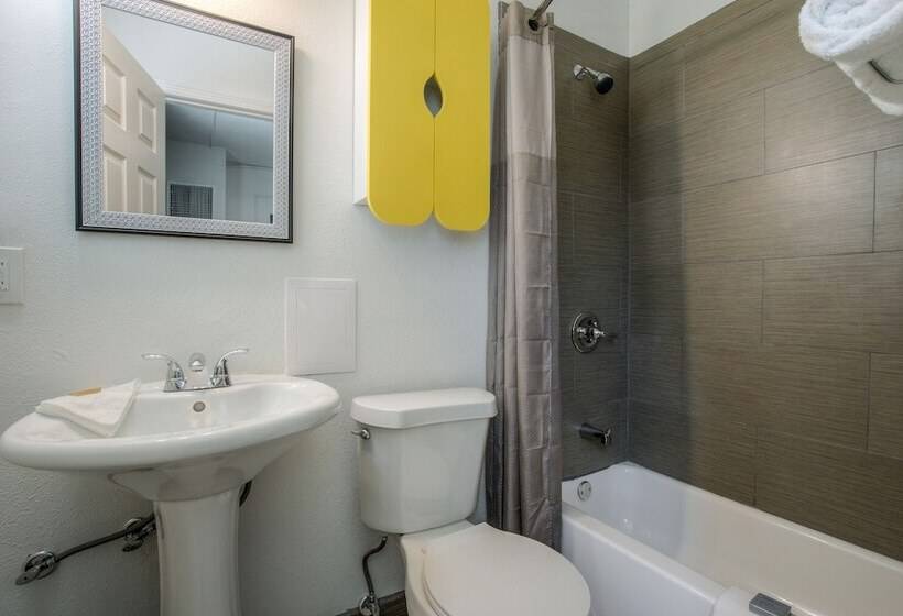 Quality Inn & Suites Kansas City Downtown