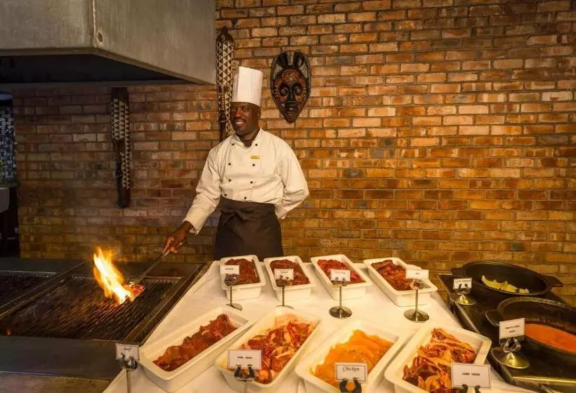 هتل Etosha Village