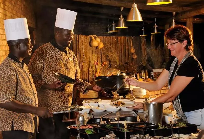 هتل Etosha Village