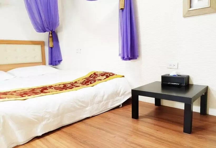 تختخواب و صبحانه Maple House