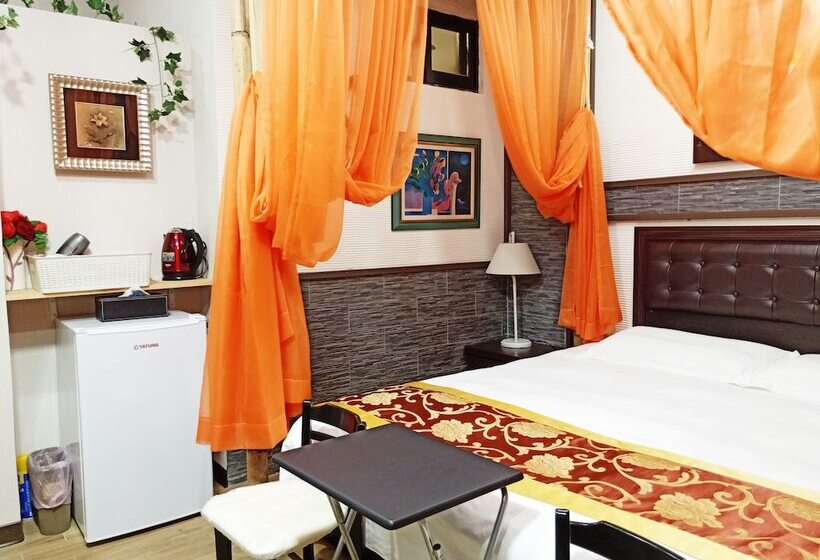 تختخواب و صبحانه Maple House