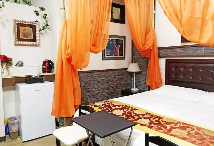 تختخواب و صبحانه Maple House