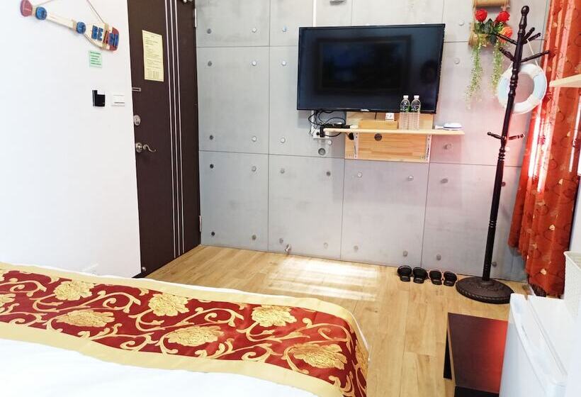 تختخواب و صبحانه Maple House