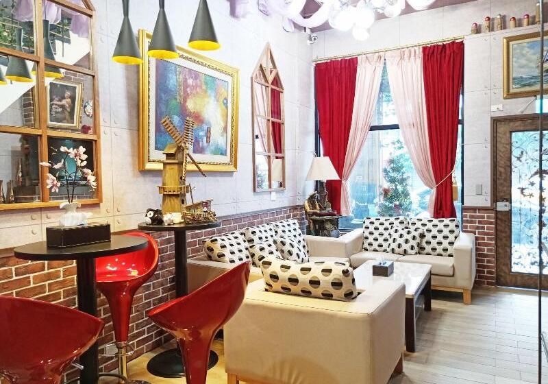 تختخواب و صبحانه Maple House