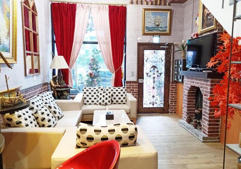 تختخواب و صبحانه Maple House