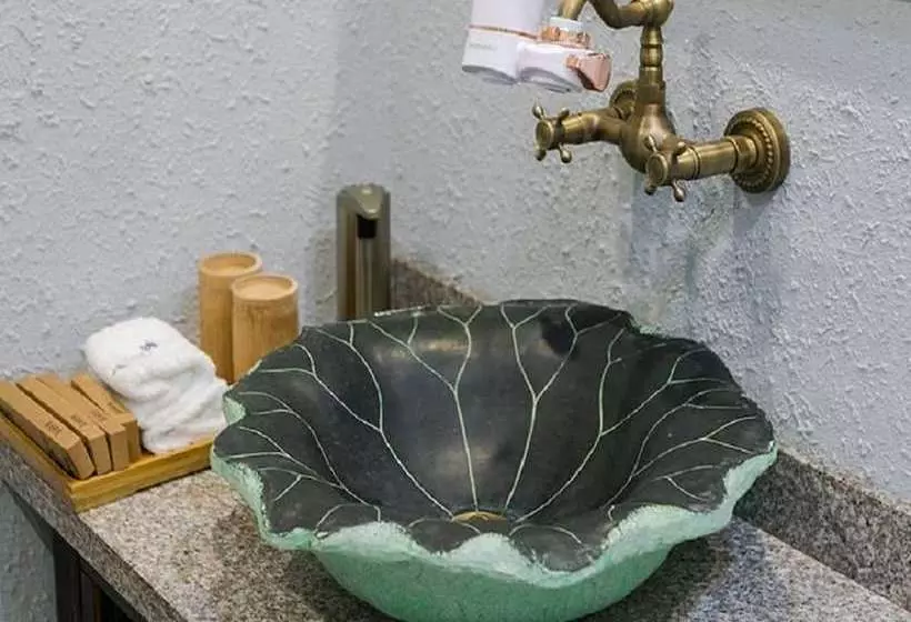 Majatalo Su She Court