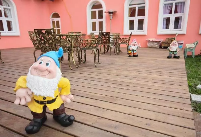 تختخواب و صبحانه Decoupage Manor