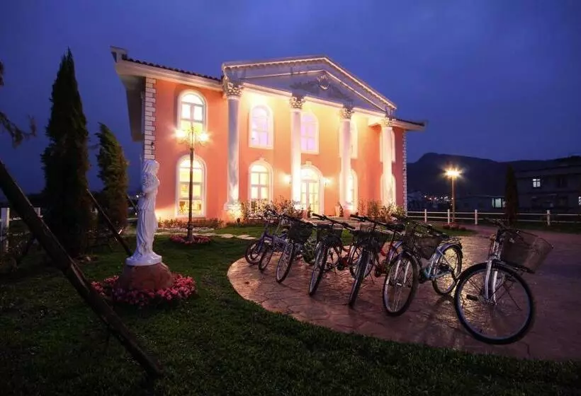 تختخواب و صبحانه Decoupage Manor