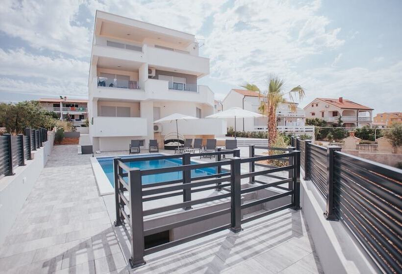 Apartments Pool Villa Aldura