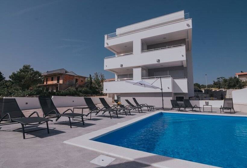 Apartments Pool Villa Aldura