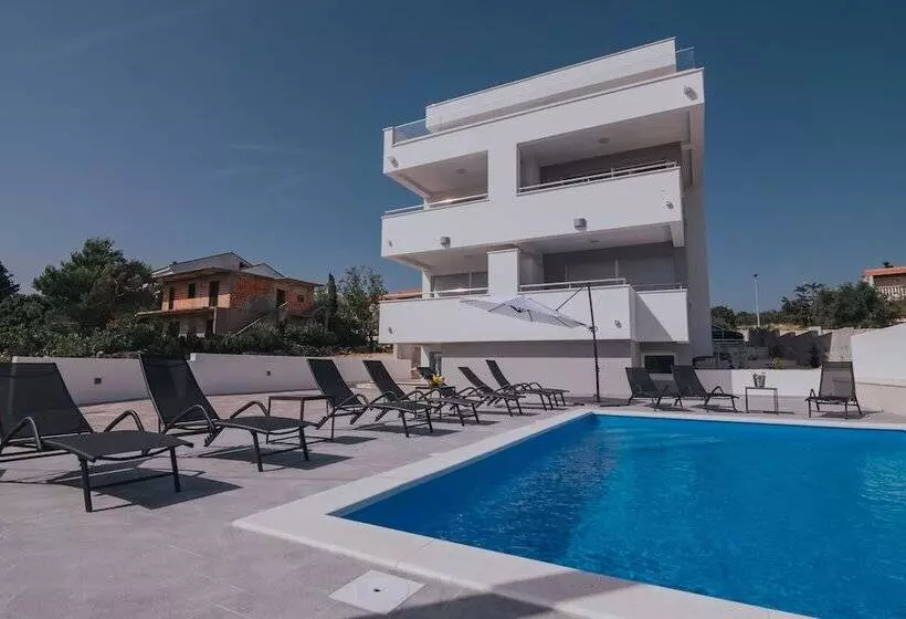 Apartments Pool Villa Aldura