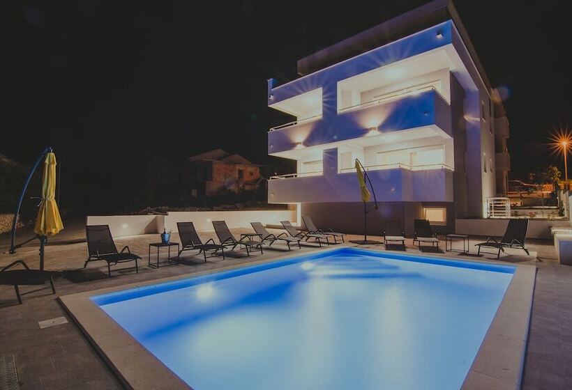 Apartments Pool Villa Aldura