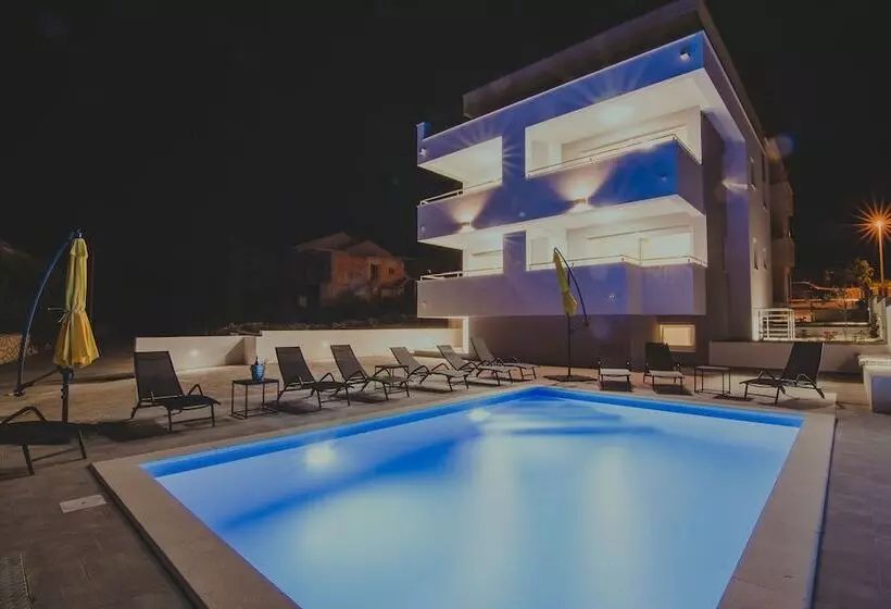 Apartments Pool Villa Aldura