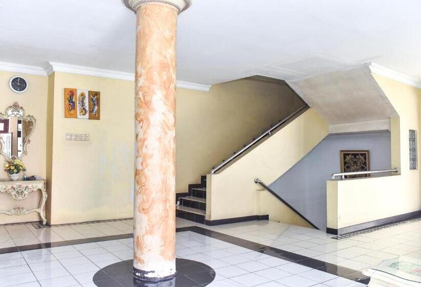 بنسيون Reddoorz Plus @ Tirta Kencana