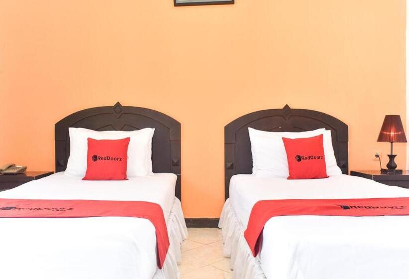 بنسيون Reddoorz Plus @ Tirta Kencana