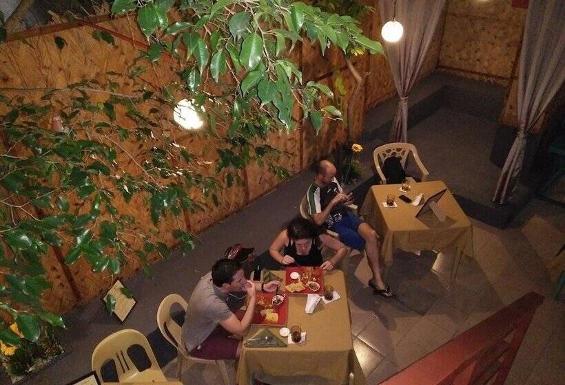 تختخواب و صبحانه Jaeger Biergarten Manila