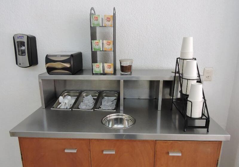 هتل Capri De Leon Mexico