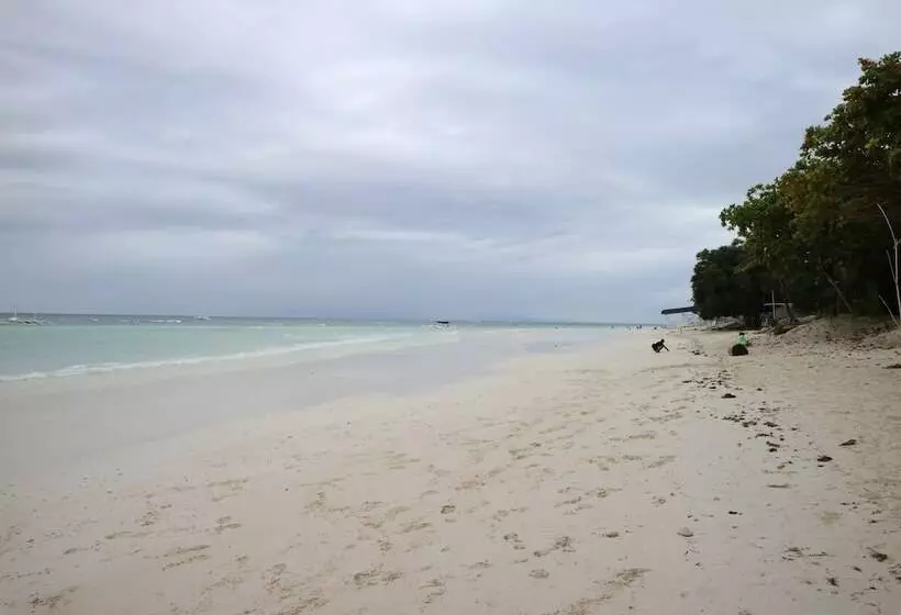 Hotelli Dubay Panglao Beachfront Resort