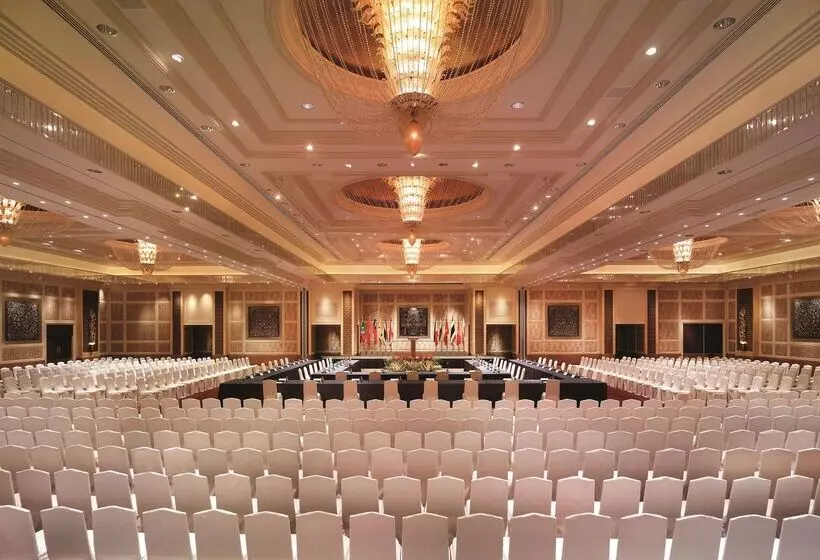 Отель Makati Shangri La, Manila