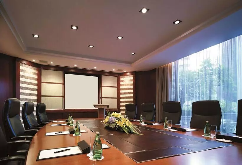 Отель Makati Shangri La, Manila