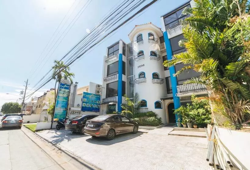 ホテル Reddoorz Plus @ Aguirre Avenue Bf Homes