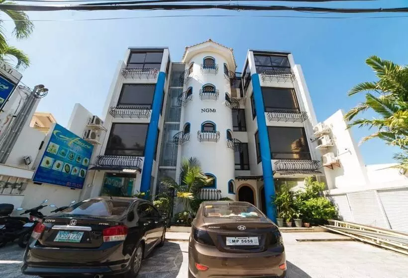 ホテル Reddoorz Plus @ Aguirre Avenue Bf Homes