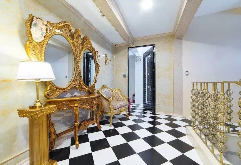 ホテル Reddoorz Plus @ Aguirre Avenue Bf Homes