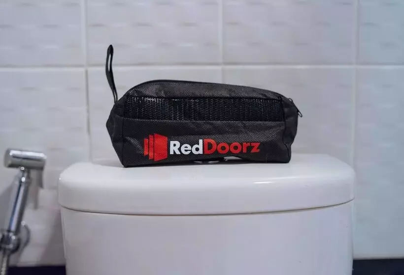 ホテル Reddoorz Plus @ Aguirre Avenue Bf Homes