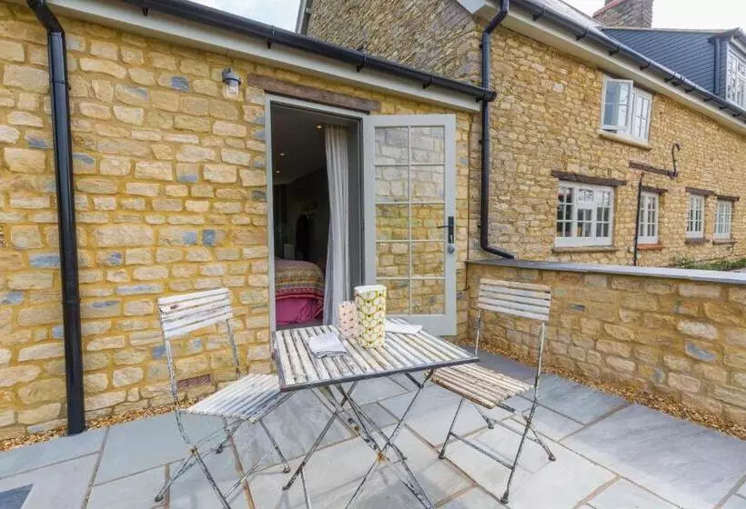 Aamiaismajoitus (B&B) Church End Cottage